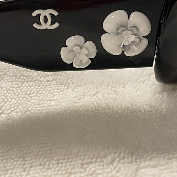 CHANEL FLOWER SUNGLASSES